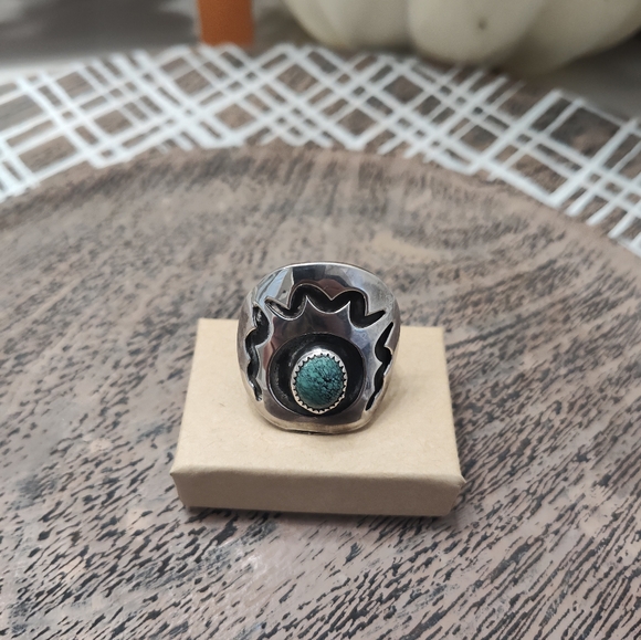 💞 Vintage Turquoise and 925 Silver Native American Conversation Ring, Unisex, 8 - Picture 9 of 9